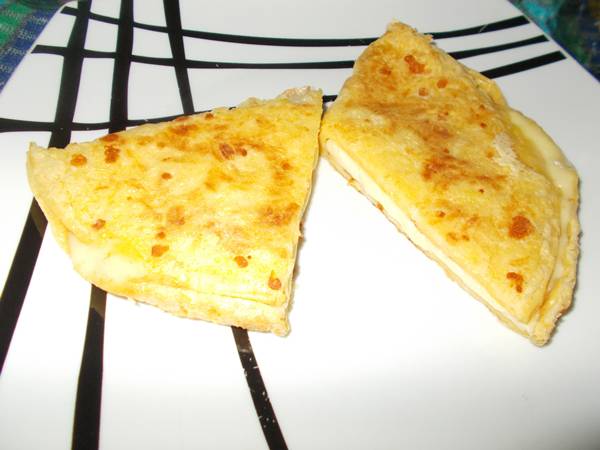 Pão de queijo de frigideira recheado com queijo Pão de queijo de frigideira recheado com queijo