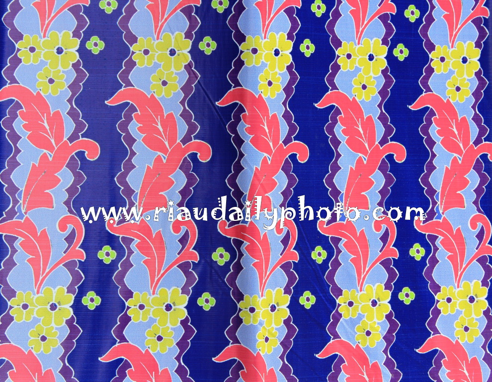 Batik Tabir dari Riau, memeriahkan hari Batik Gan :D 