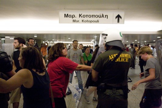 Καταδρομική επίθεση κουκουλοφόρων στο Μετρό Ομόνοιας – Έσπασαν στο ξύλο τους ελεγκτές  