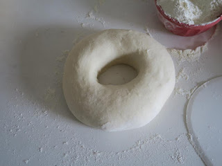 Den Teig zum Donut formen | pastasciutta.de