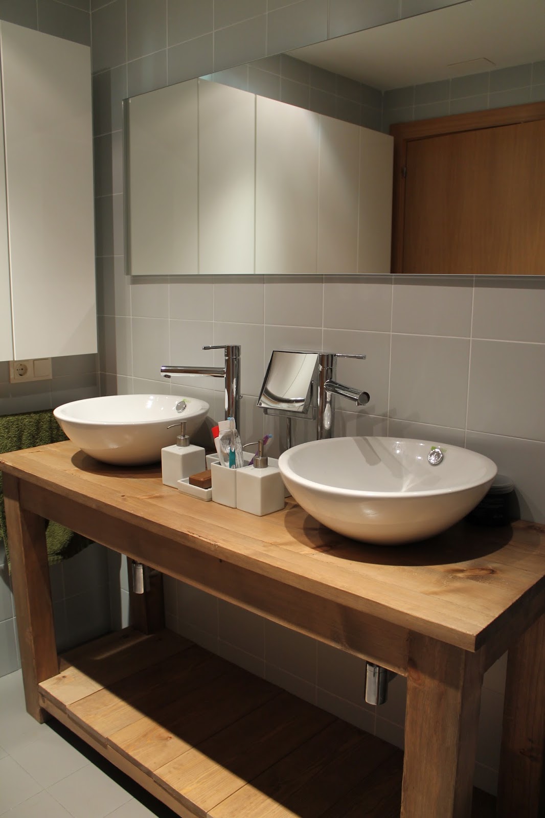 Mueble lavabo en madera Diseño para que el agua fluya a