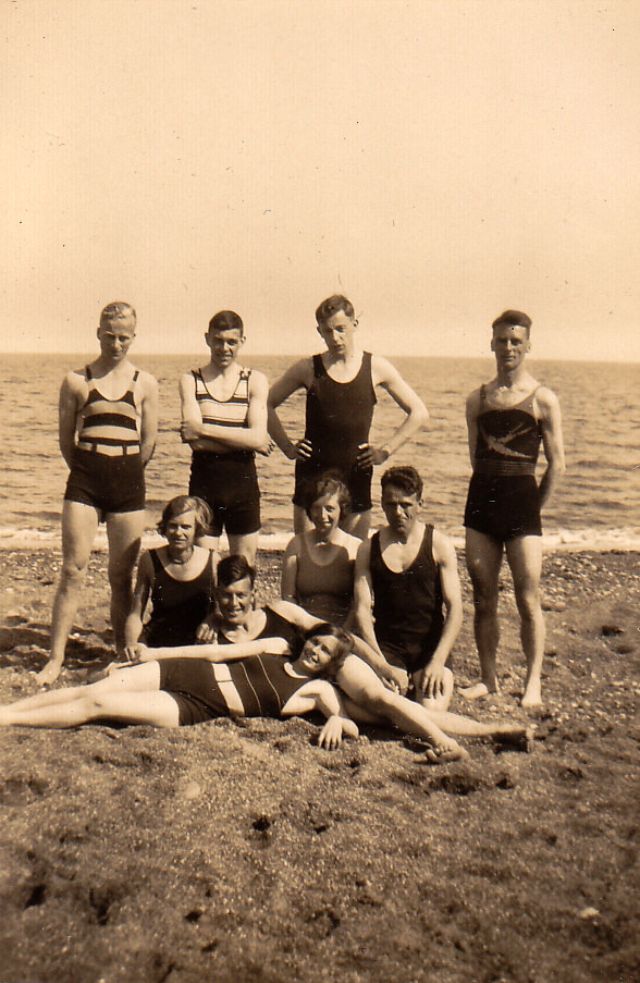 1920s The Era When Men's and Women's Swimwears Look the Same Vintage