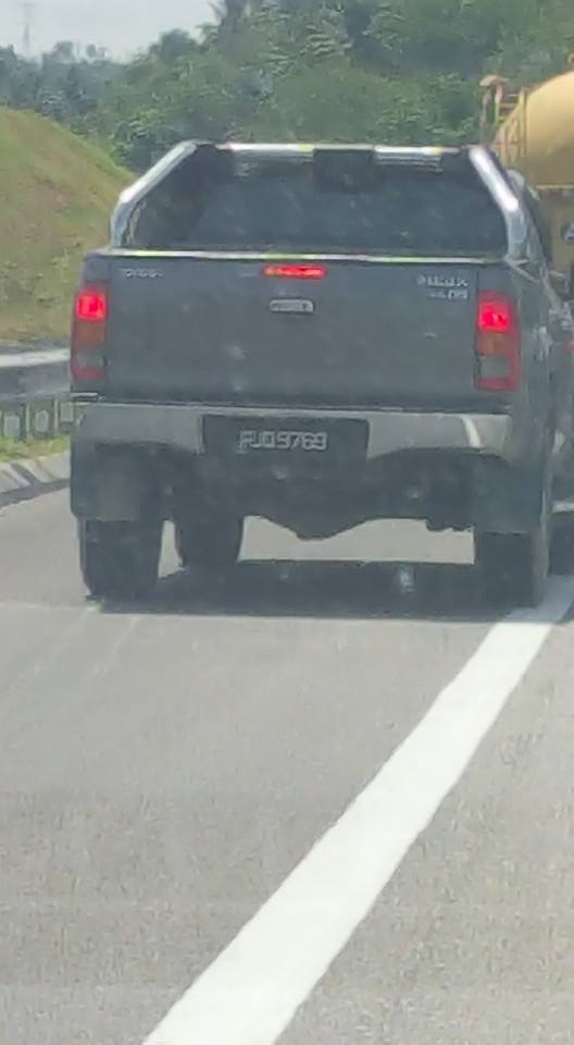 Gambar Kenderaan yang menggunakan emergency lane di Malaysia