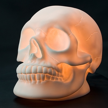 Skull table lamp -- Natlampe som lysende kranium, til den mørkerædde
