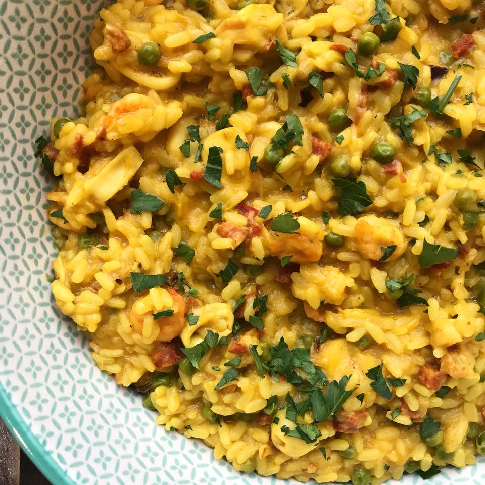 Paella met chorizo en zeevruchten