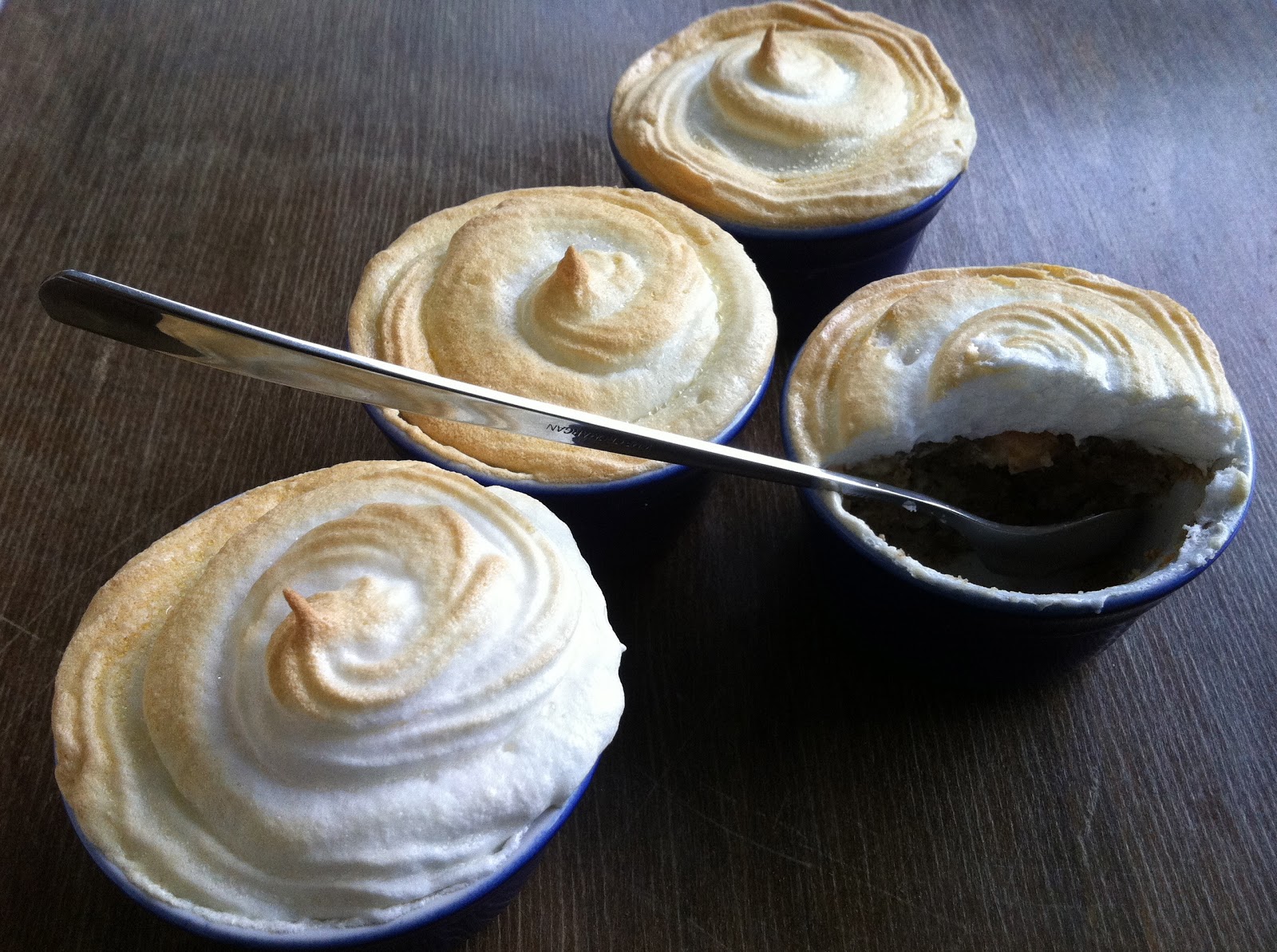 Pâtisserie Nadine: Rhabarberkuchen mit Nussbaiser und Rhabarbertörtchen