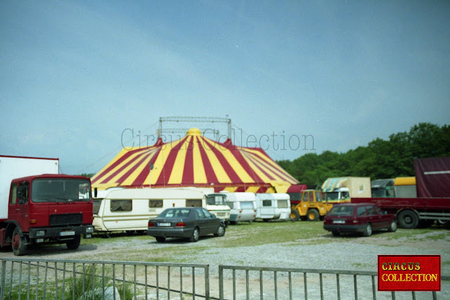 l'arrière du cirque avec les caravanes des artistes 