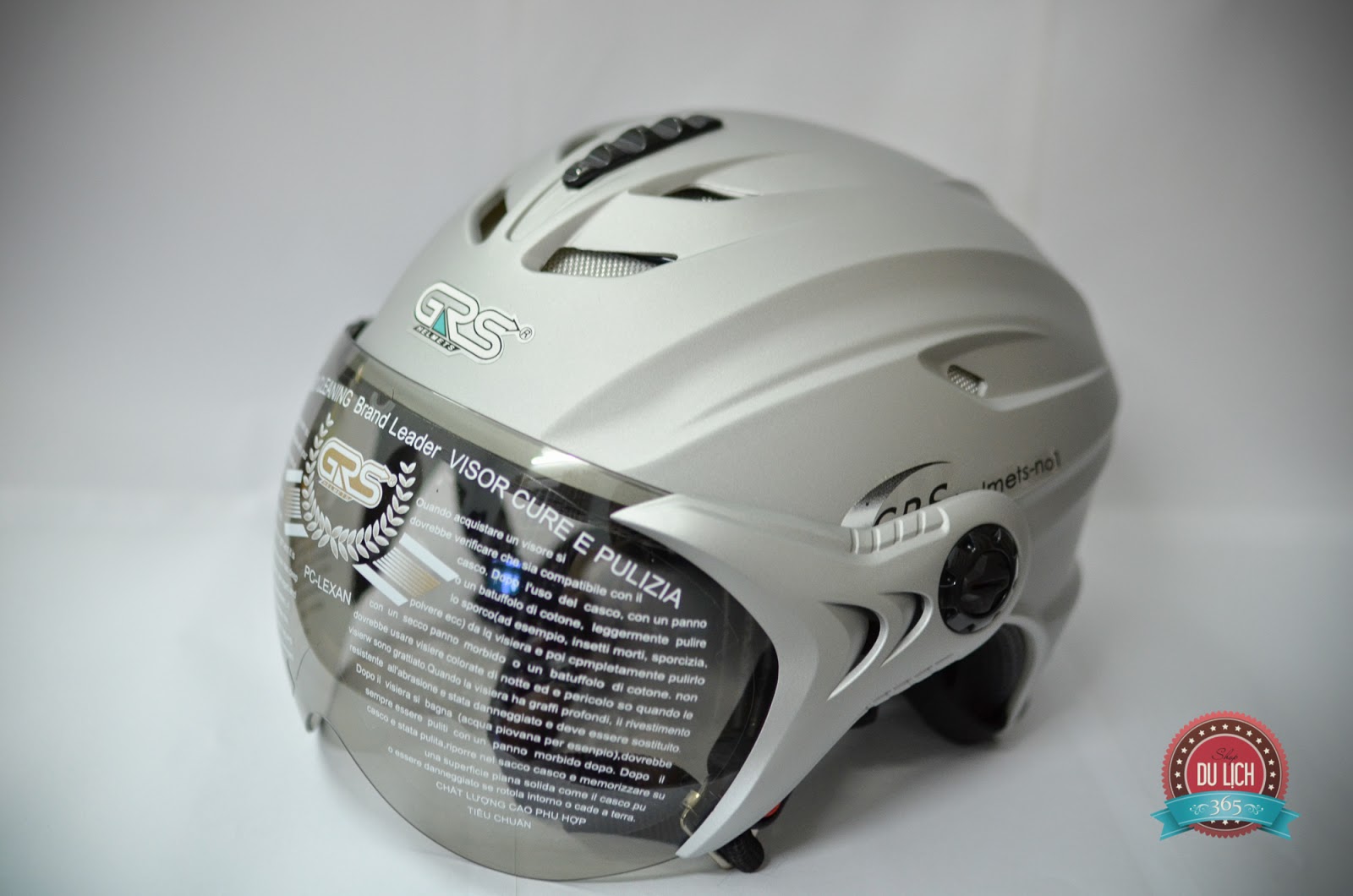 mũ bảo hiểm có kính chính hãng GRS màu trắng bạc, phong cách sang trọng, phản chiếu ánh sáng nên chóng nóng, thích hợp khi đi xa
