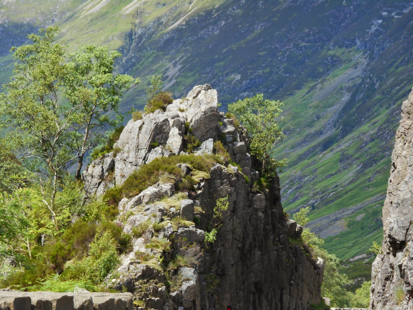 Különleges szikla a Glencoe felé vezető úton Különleges szikla látható a Glencoe felé vezető úton Skóciában