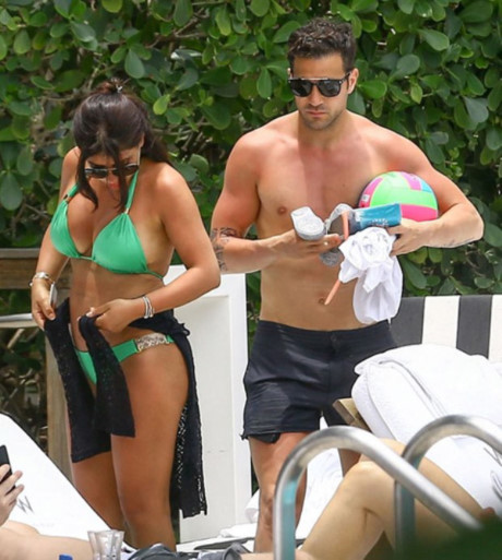 Nguoi tinh cua Fabregas ‘kho so’ dua tay nang giu vong mot - Anh 4