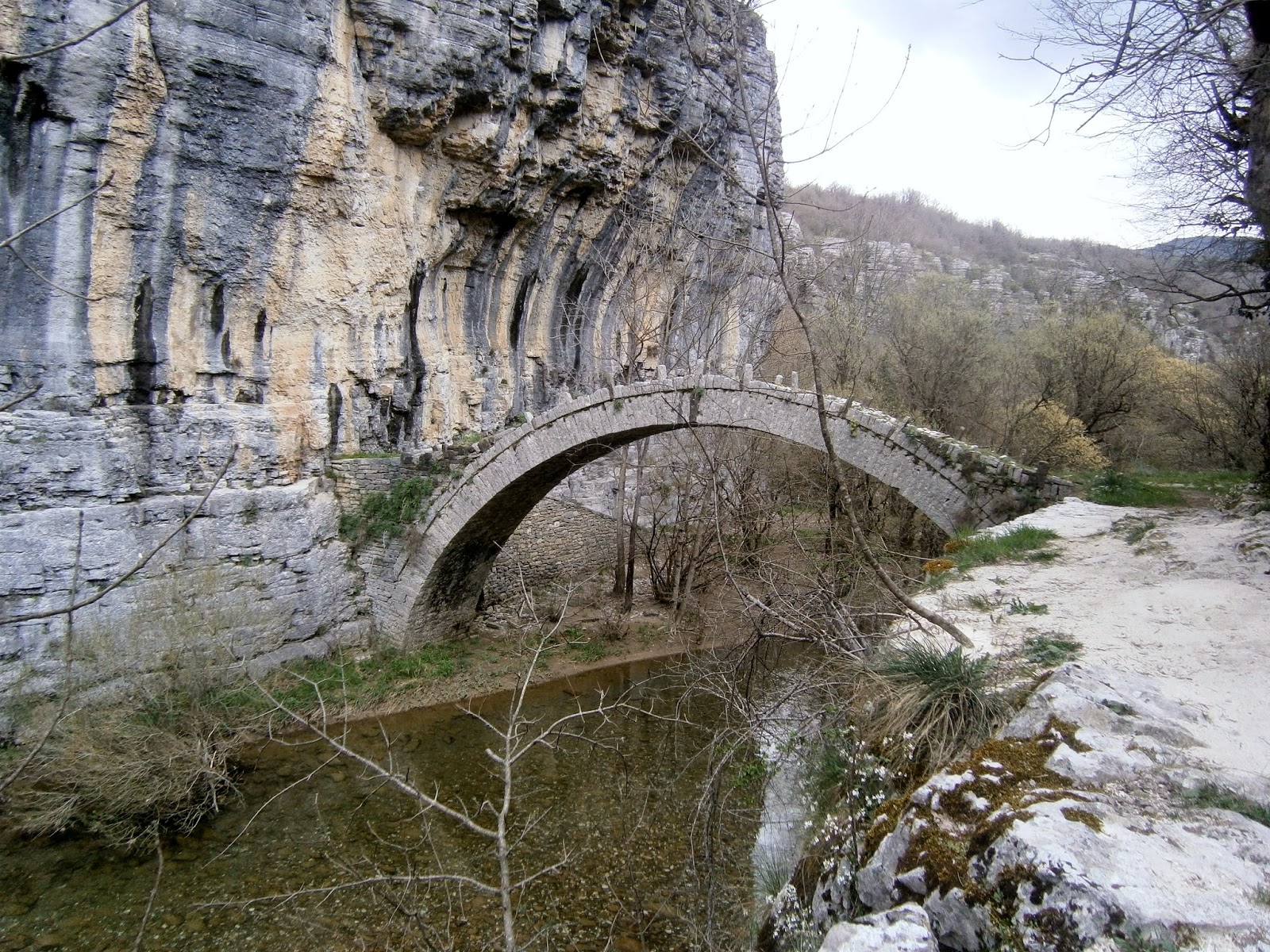το πέτρινο γεφύρι των Κοντοδήμου - Λαζαρίδη στους Κήπους Ζαγορίου