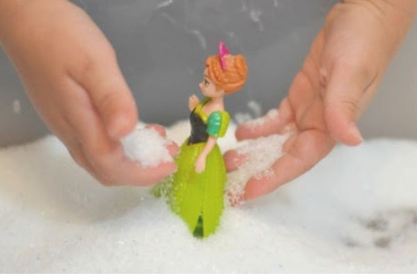 FUN KID PROJECT: Make snow sand! (icy-cold sand for winter play) #snowsensorybin #snowsand #snowrecipesforkids #snowrecipes #snowplay #snowplayrecipe #makesnowforkids #makesnow #indoorsnow