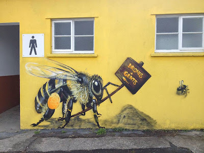Mural de abejas en la calle en Londres