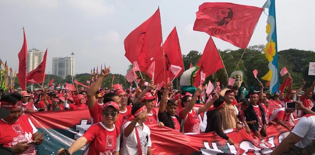 Deklarasi Pemilu Damai, Relawan Jokowi Langgar Tata Tertib juga Keluhkan Nasi Kotak