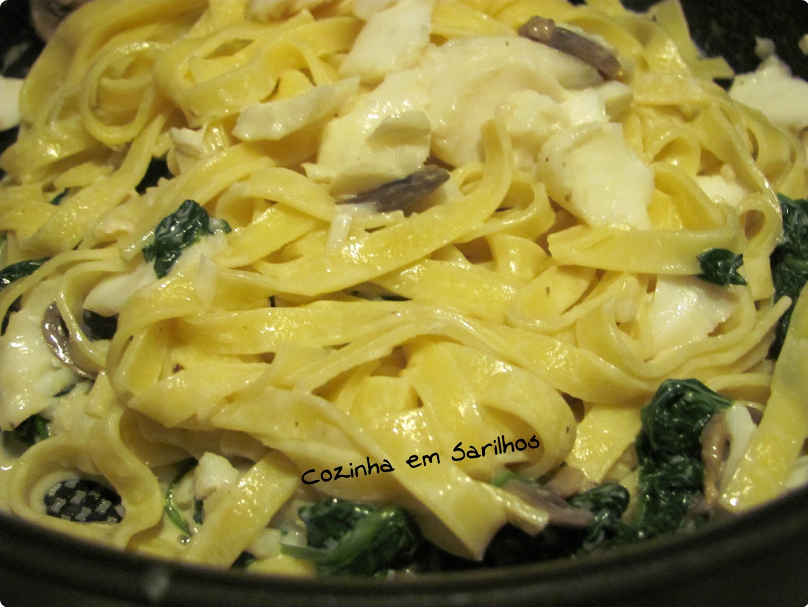 Cozinha em Sarilhos Massa Fresca com Bacalhau Fresco, Cogumelos e Espinafres