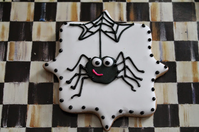 Spider cookies, spider spooky cookie, spider decorated cookie, black and white cookies, Trick or treat cookies, royal icing transfers, how to make a royal icing transfer, decorated cookies,