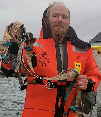 Joergen Ree Wiig, da Direção de Pesca, exibe o arnês capturado.