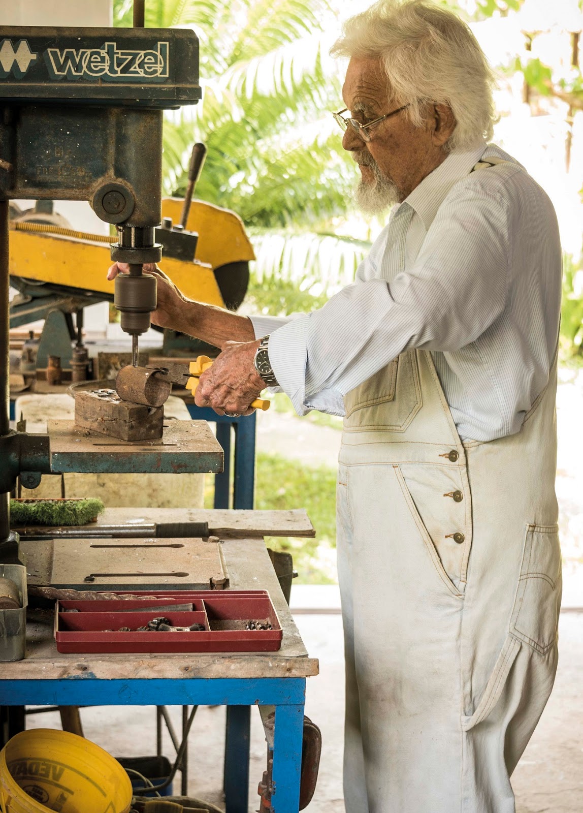 Revista Conexão Literatura - A sua revista literária: Livro revela artista em retrospecto