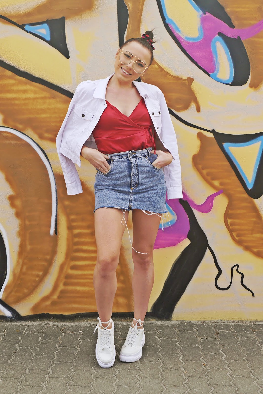 denim white jacket ugly shoes red top blue skirt look outfit karyn fashion bloger