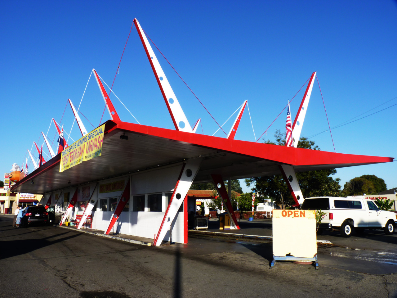 fifties land Goggie Style Car Wash on El Camino Real in Santa Clara
