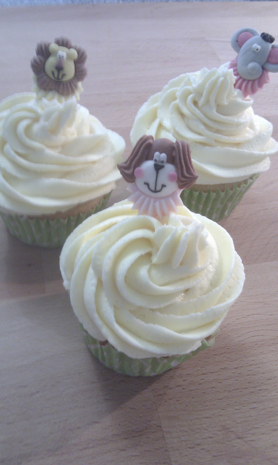 Sweets For My Sweet - Evis Blog: Buttercreme-Icing für Vanille Cupcakes