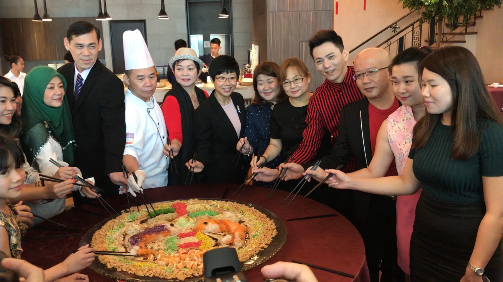 Media, Local & International Artiste Tossed Their Way to Good Fortune At Promenade Hotel Kota Kinabalu
