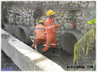 Realizan trabajos de dragado del caño Lucas en Cabral.