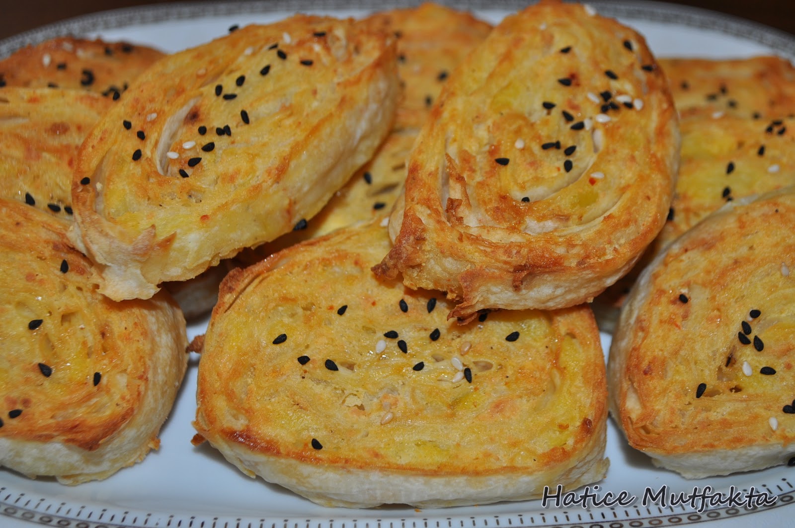 Hatice Mutfakta Buzluk böreği (Dilim Börek)