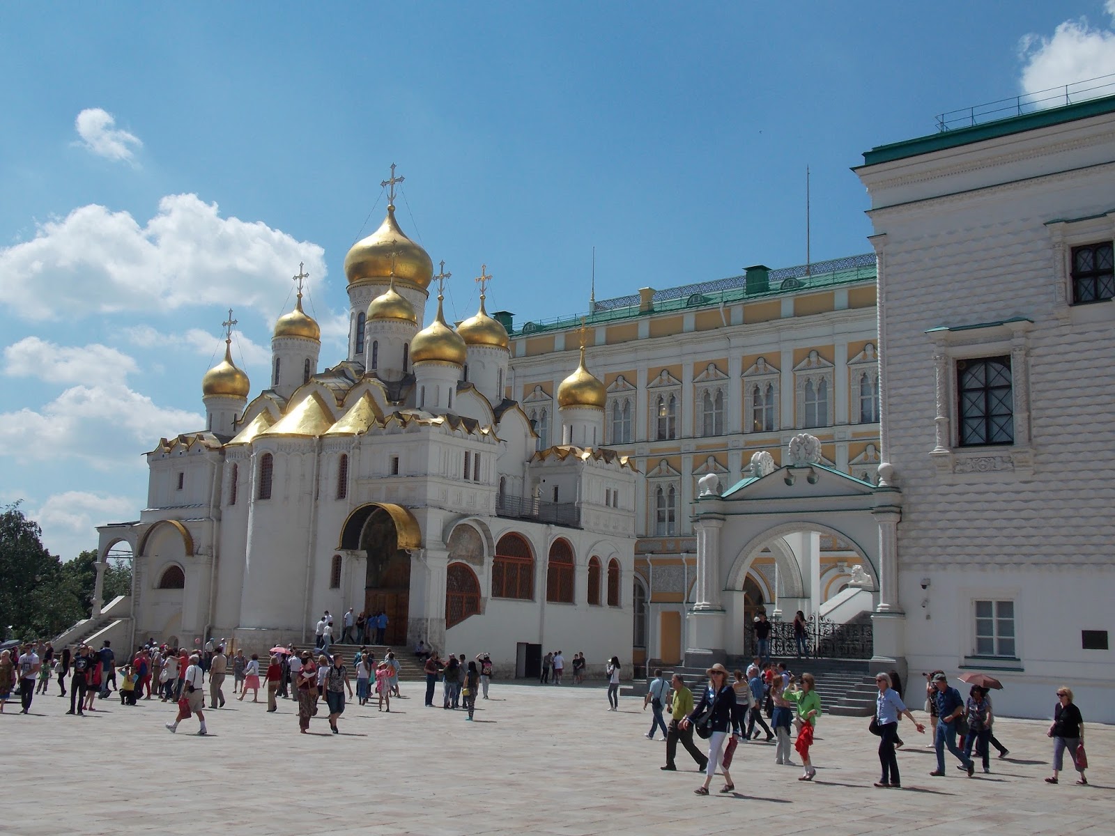 Grand kremlin. Большой Кремлевский дворец и Соборная площадь. Соборная площадь кремлевского дворца. Соборная площадь 2 строение 2 фото. Соборная площадь фото от 2005 года.