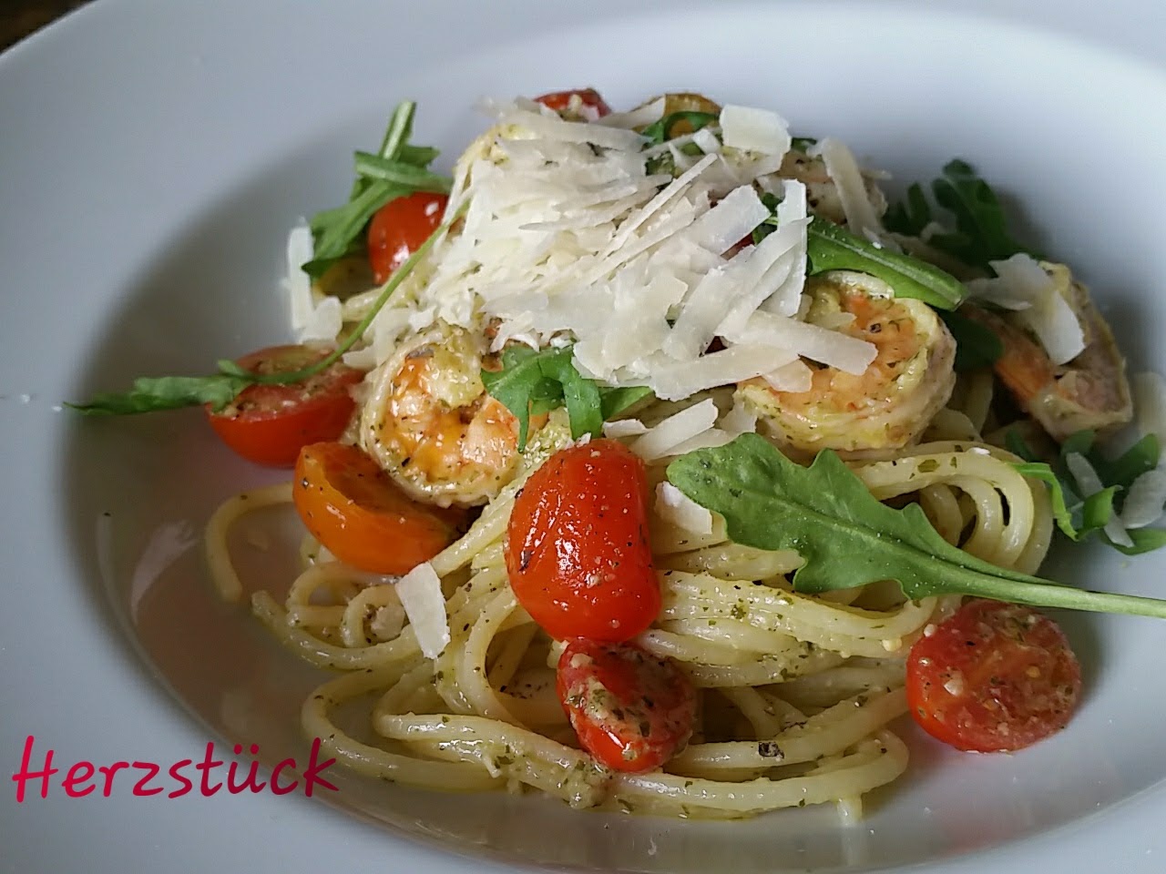 Spaghetti mit Garnelen, Kirschtomaten, Ruccola und Minzpesto – Herzstück