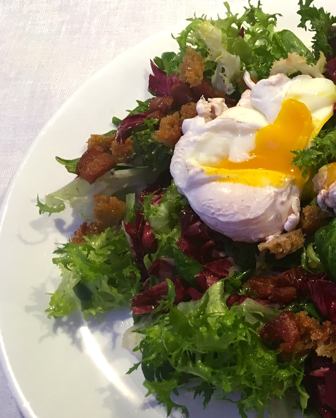 Bonjour Alsace: Salat mit Frisée, Speck, croûtons und das perfekt ...
