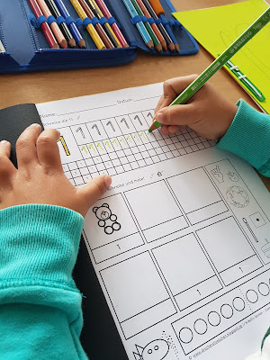 Ziffern schreiben lernen ist einer wichtige Aufgabe im Anfangsunterricht der Klasse 1. Mit diesem Material gelingt das Erlernen der Zahlen spielerisch. 