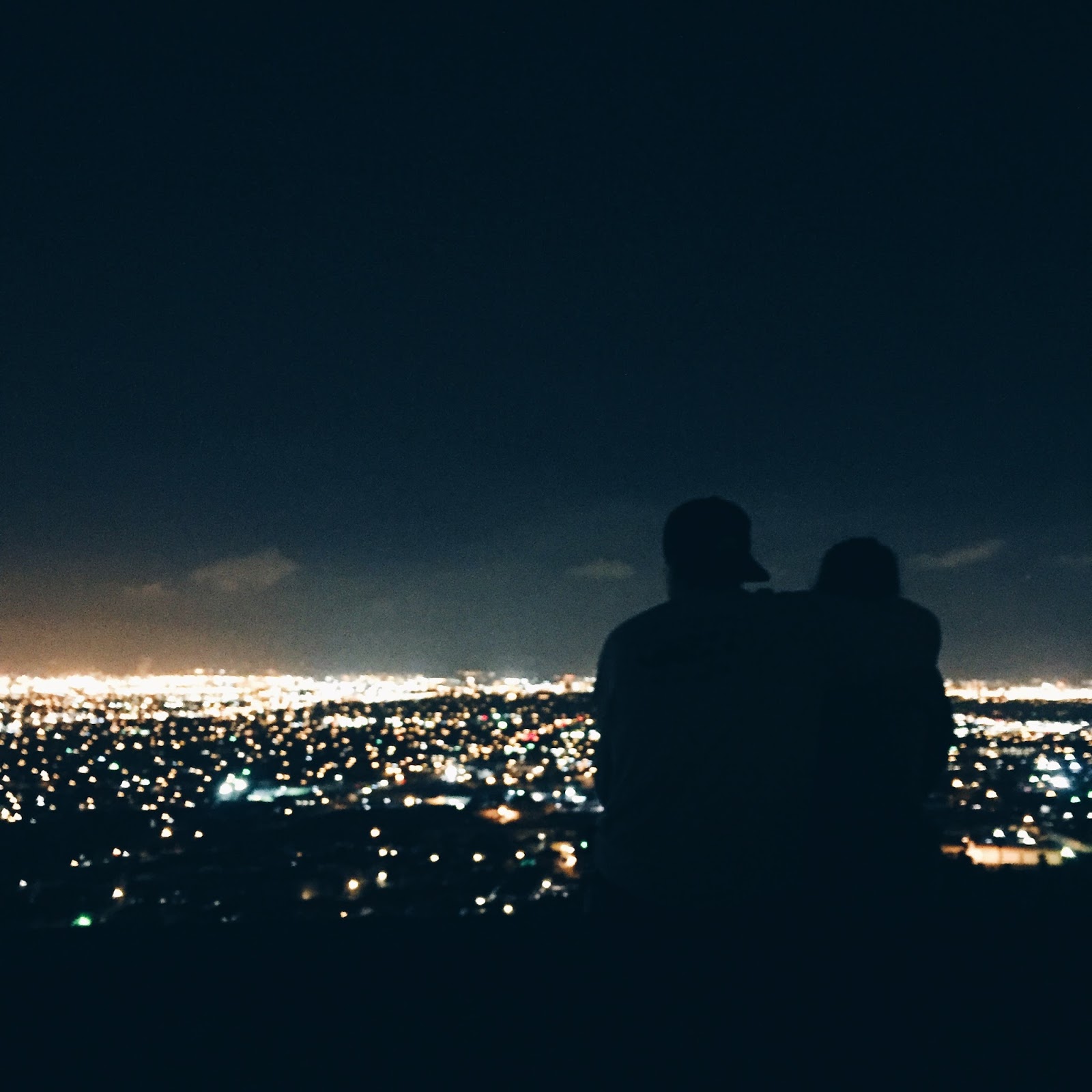 Влюбленные на крыше дома