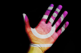 Una mano pintada con los colores de Instagram
