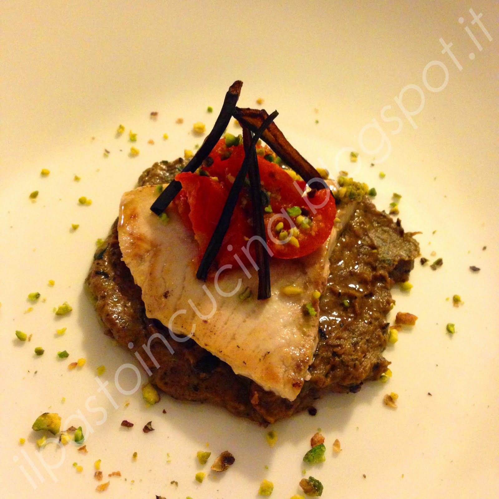 Filetto di pesce spada su emulsione di melanzane con pomodorini al forno e granella di pistacchi