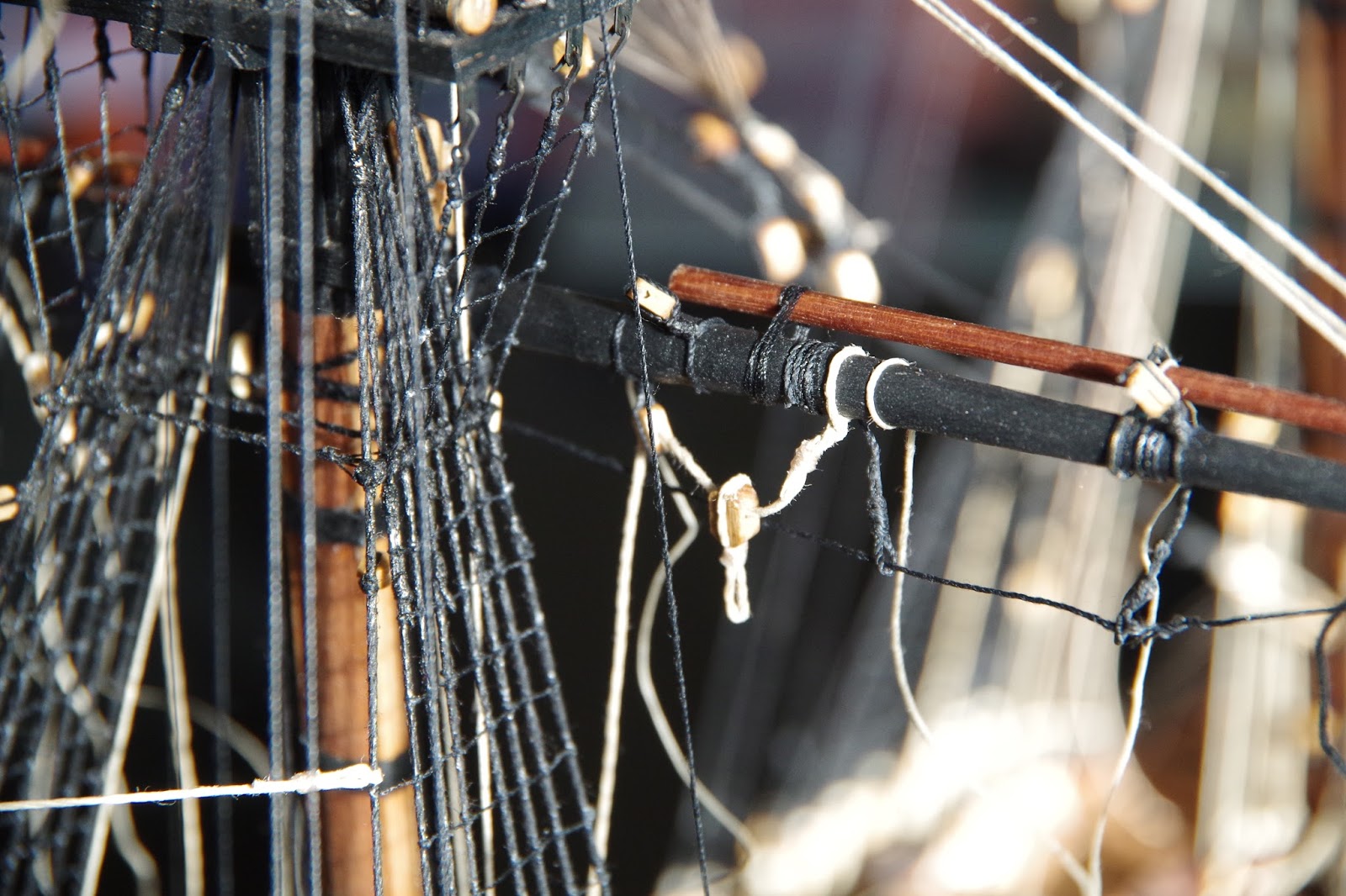 Грот мачта и бизань мачта. Шкоты на корабле. Гитовы на корабле. Крепление паруса к мачте на модели парусника. Бегучий такелаж парусного корабля схема.