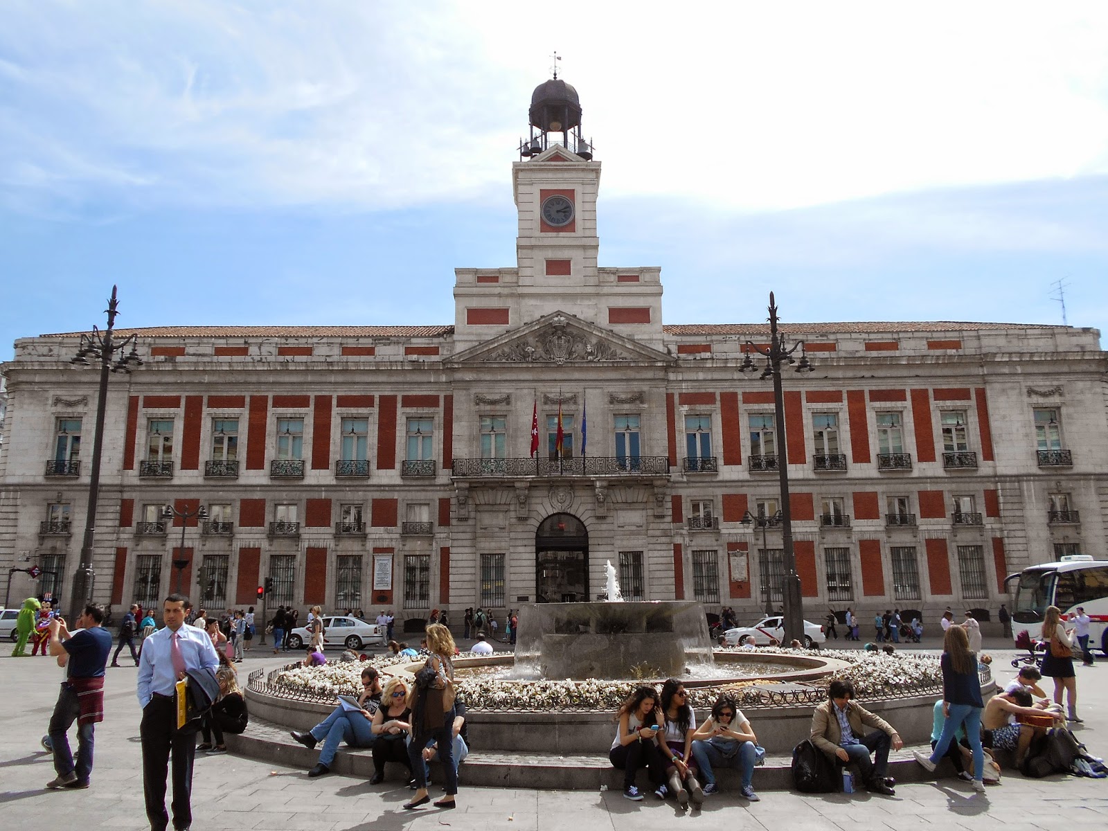 Puerta del Sol, Madrid, punto de encuentro clave de turistas y madrileños