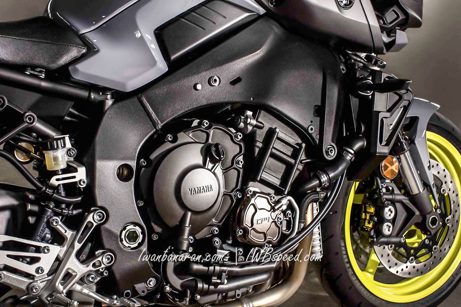 AfelBlog: Ketika Yamaha R1(motornya rosi di MotoGP) ditelanjangi