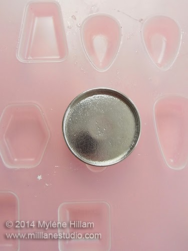 Klik bezel supported in a mould cavity