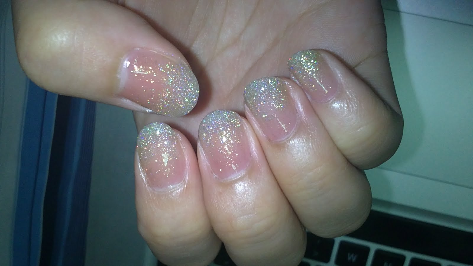 ssushoo: Sparkly Glitter Tip Nails - Tutorial