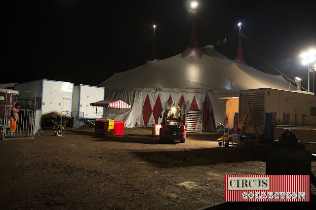 a l'intérieur du chapiteau le spectacle suis son cours 