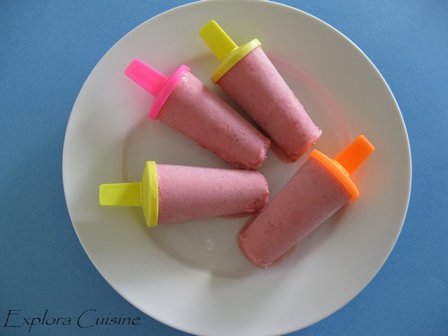 Popsicles cu iaurt si capsuni (Strawberry Yogurt Popsicles)