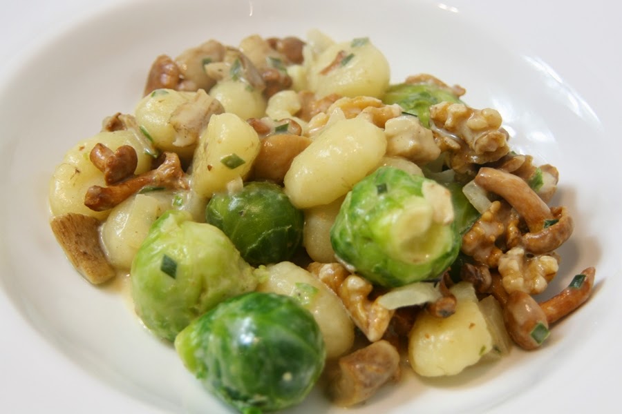 Rosenkohl-Gemüse mit gerösteten Pilzen