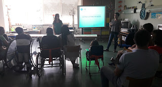 Os alunos escutam com atenção as mediadoras culturais do Centro Cultural de Cascais.