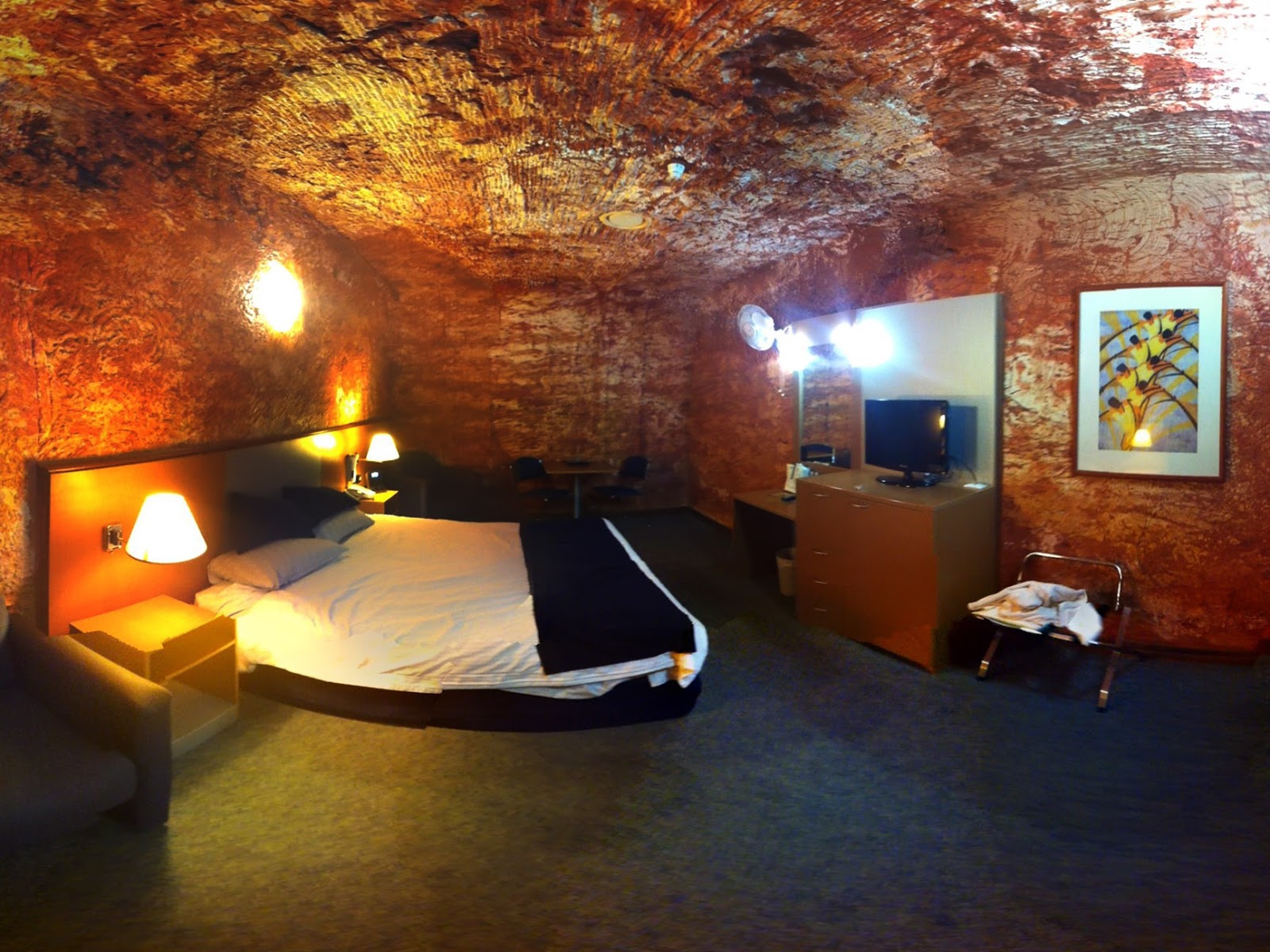 глубокий подземный дом. помещение под землей. подземный дом. комната под землей. снится дом под землей.