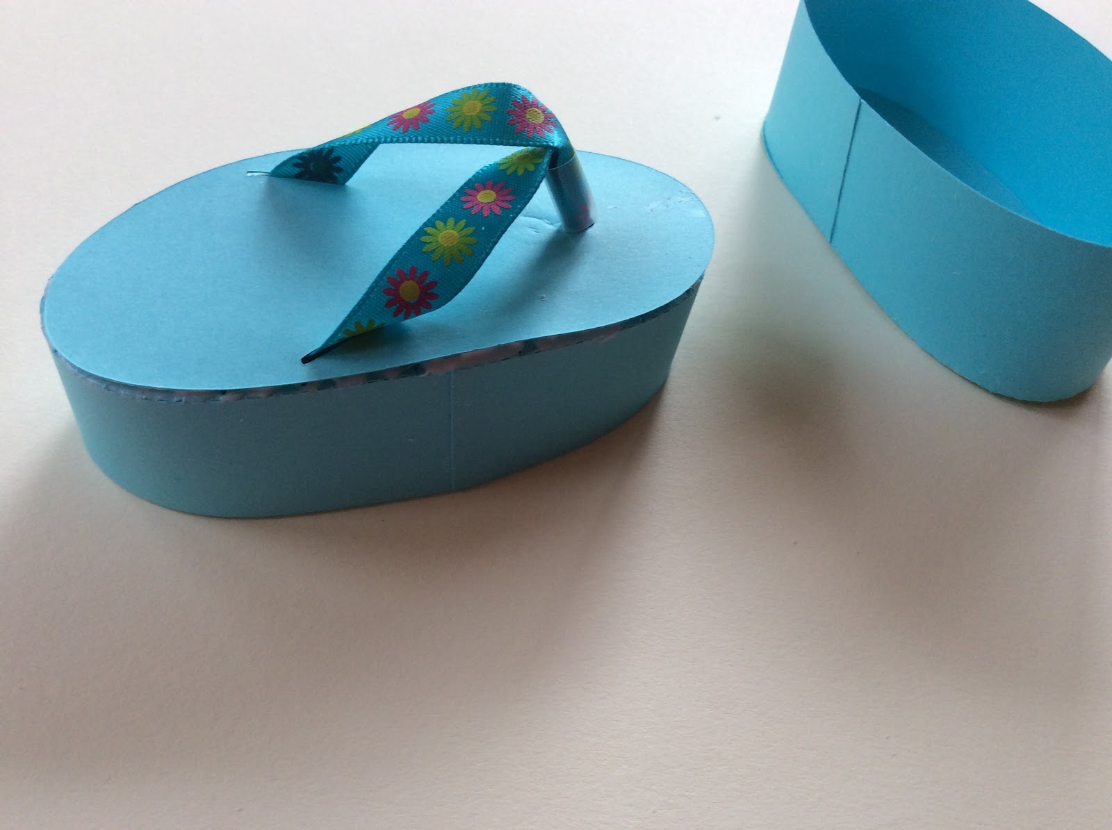 Papercrafts and other fun things: Summer Flip Flop Shoe Box