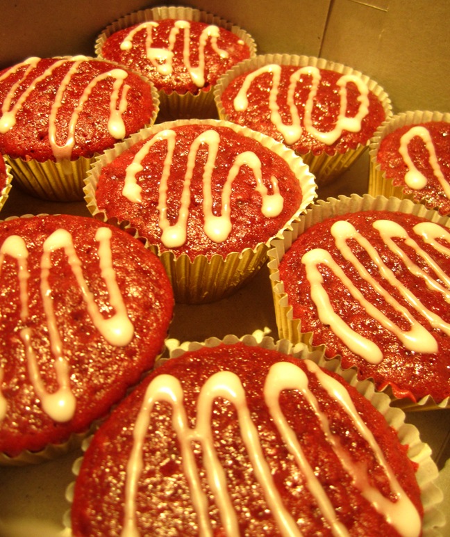 i cook. i bake. red velvet cupcakes (without cream cheese icing)