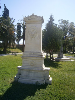 το μνημείο της οικογένειας Στάικου στον Κήπο των Ηρώων στο Μεσολόγγι