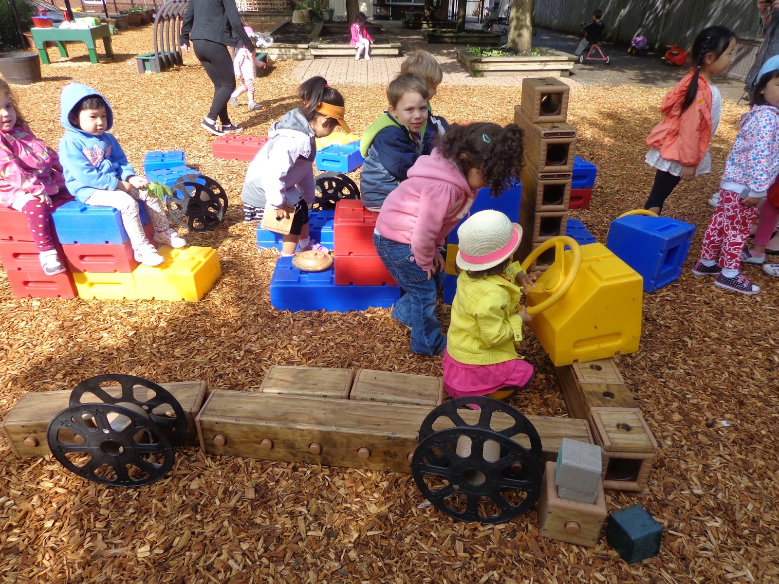 Extraordinary Classroom An Interesting Combination of Outdoor Equipment