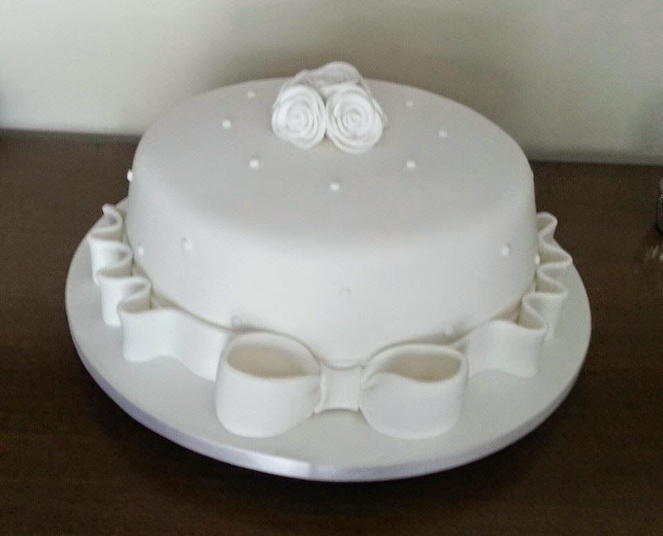 Dione Gomes Bolos Decorados: BOLO CASAMENTO CIVIL Dione Gomes Bolos Decorados: Bolo Casamento Civil
